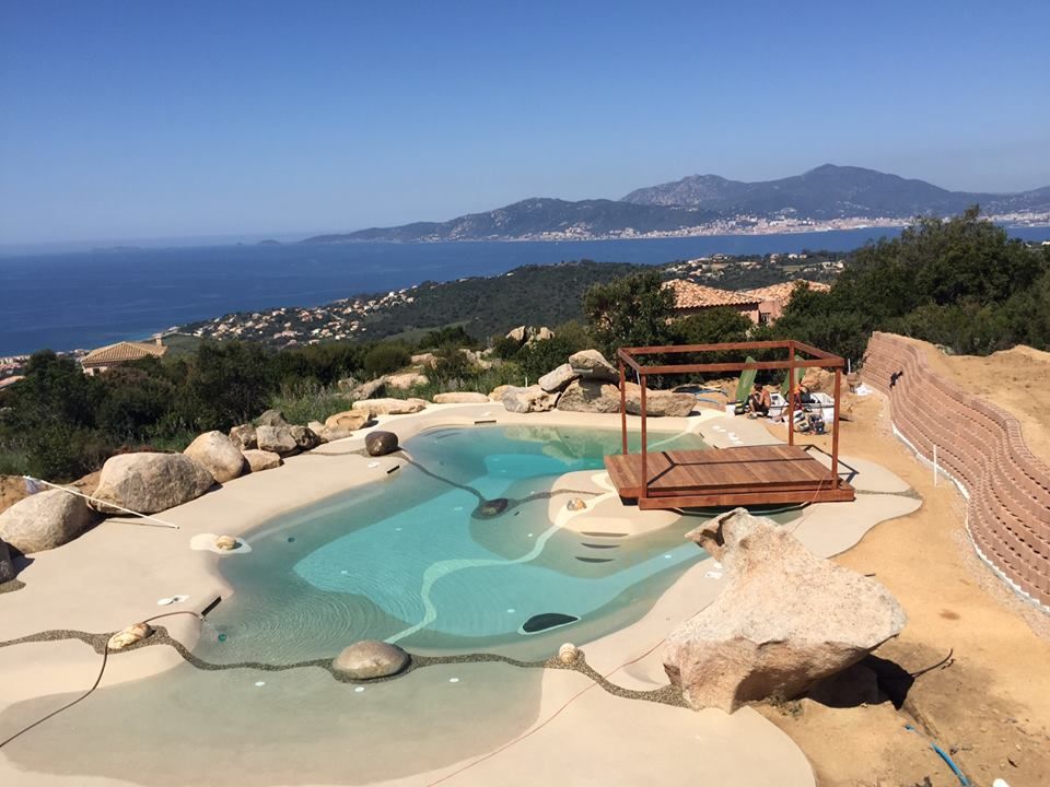 Piscina naturale con Effetto Spiaggia, ROCKS GARDENS DESIGN ROCKS GARDENS DESIGN 庭院泳池 石器