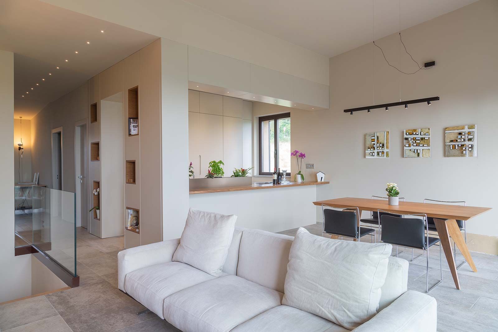 Zona living in stile minimalista con divano bianco Soffici e Galgani Architetti Soggiorno minimalista cucina,pranzo,divano,flexform