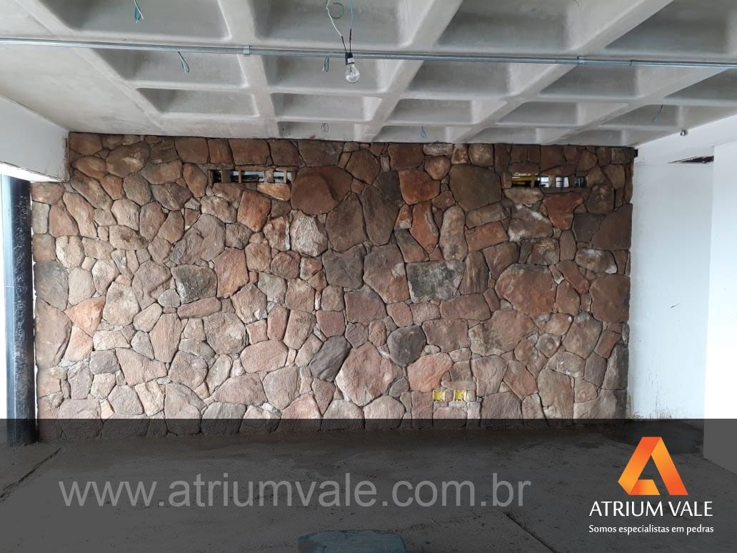 `Parede com revestimento com pedra Moledo natural, Atrium Vale Pedras e Projetos Atrium Vale Pedras e Projetos Mediterranean walls & floors Stone