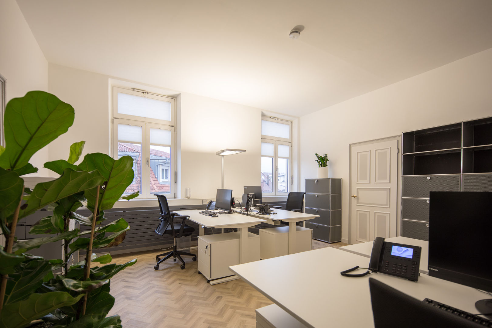 Büroraum Arbeitsplätze : modern von Kaldma Interiors - Interior Design aus Karlsruhe,Modern Arbeitsplätze,Büroräume,Altbau,Sanierung,usm,steh-/sitz,Stehleuchten