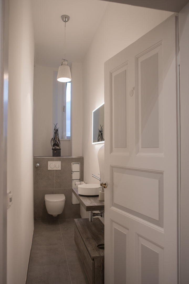WC-Sanierung : modern von Kaldma Interiors - Interior Design aus Karlsruhe,Modern WC-Räume,Sanitär,Toiletten,Altbau,Sanierung