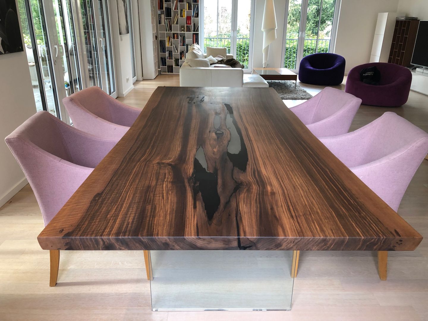 Esstisch mit Glaswangen in Nussbaum aus einer ganzen Stammbohle, Bernhard Preis - Interior Design aus der Region Tegernsee Bernhard Preis - Interior Design aus der Region Tegernsee Modern dining room Tables