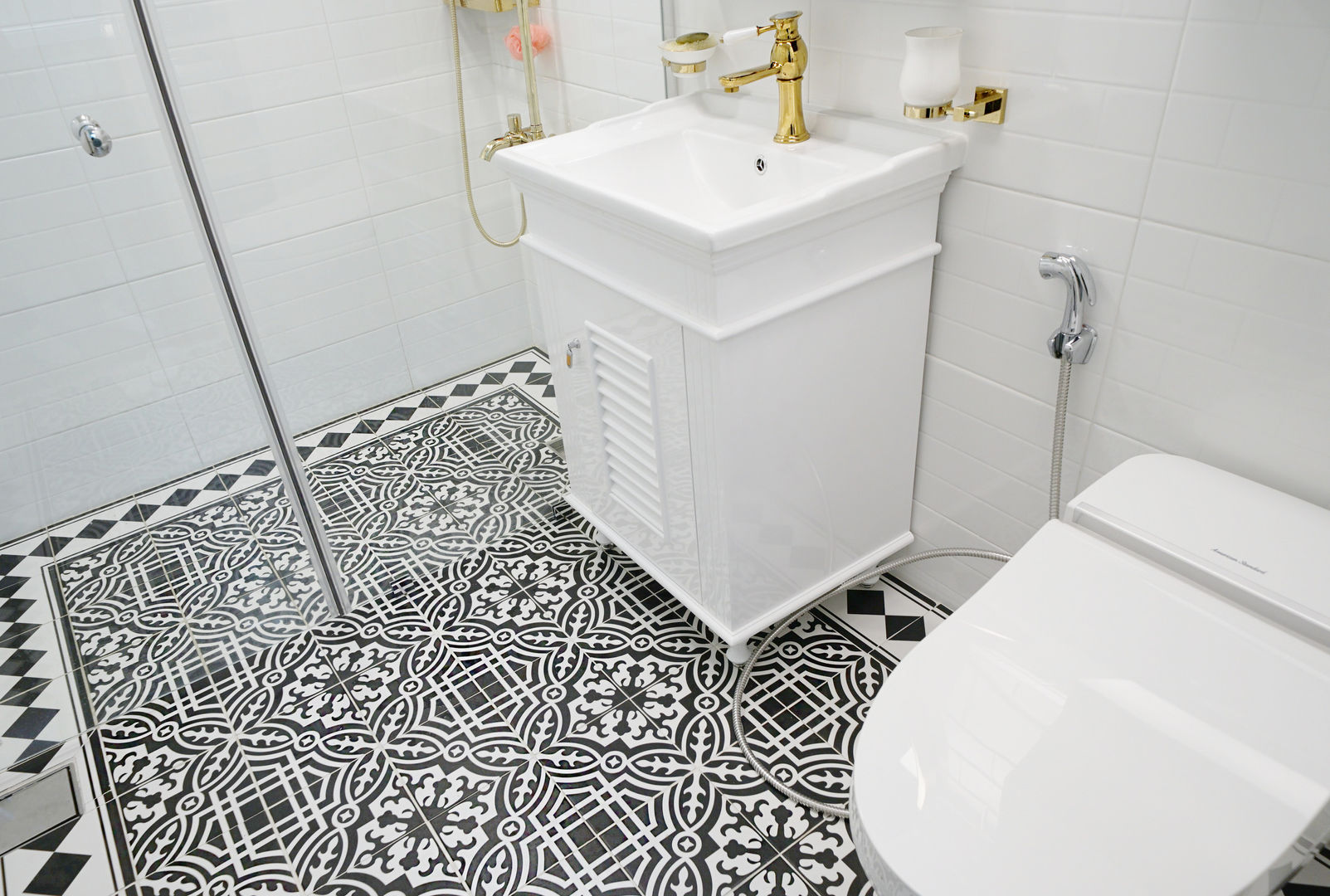 컬러풀 뉴트로하우스, 디자인 아버 디자인 아버 Scandinavian style bathroom