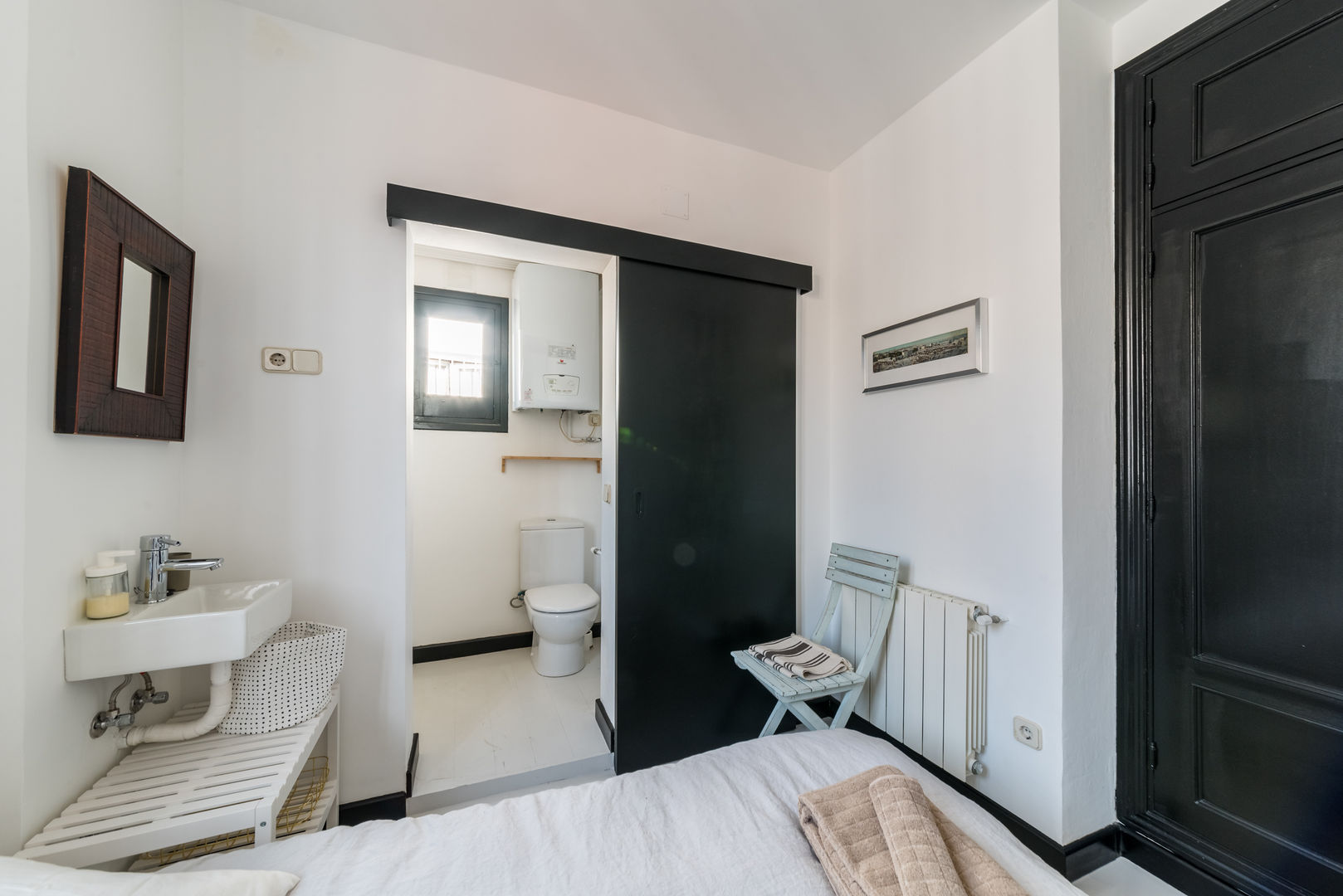 dormitorio pequeño con baño y puerta corredera Loema Reformas Integrales Madrid Cuartos de estilo moderno