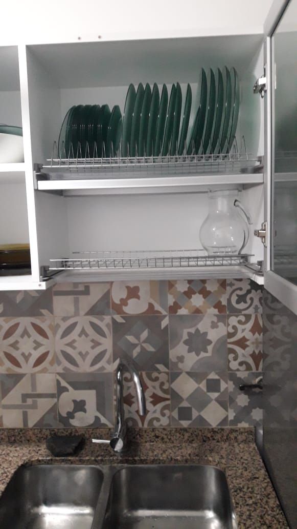 Cocina - Cambio de azulejos y alacena para platos Sofía Lopez Arquitecta Cocinas modernas