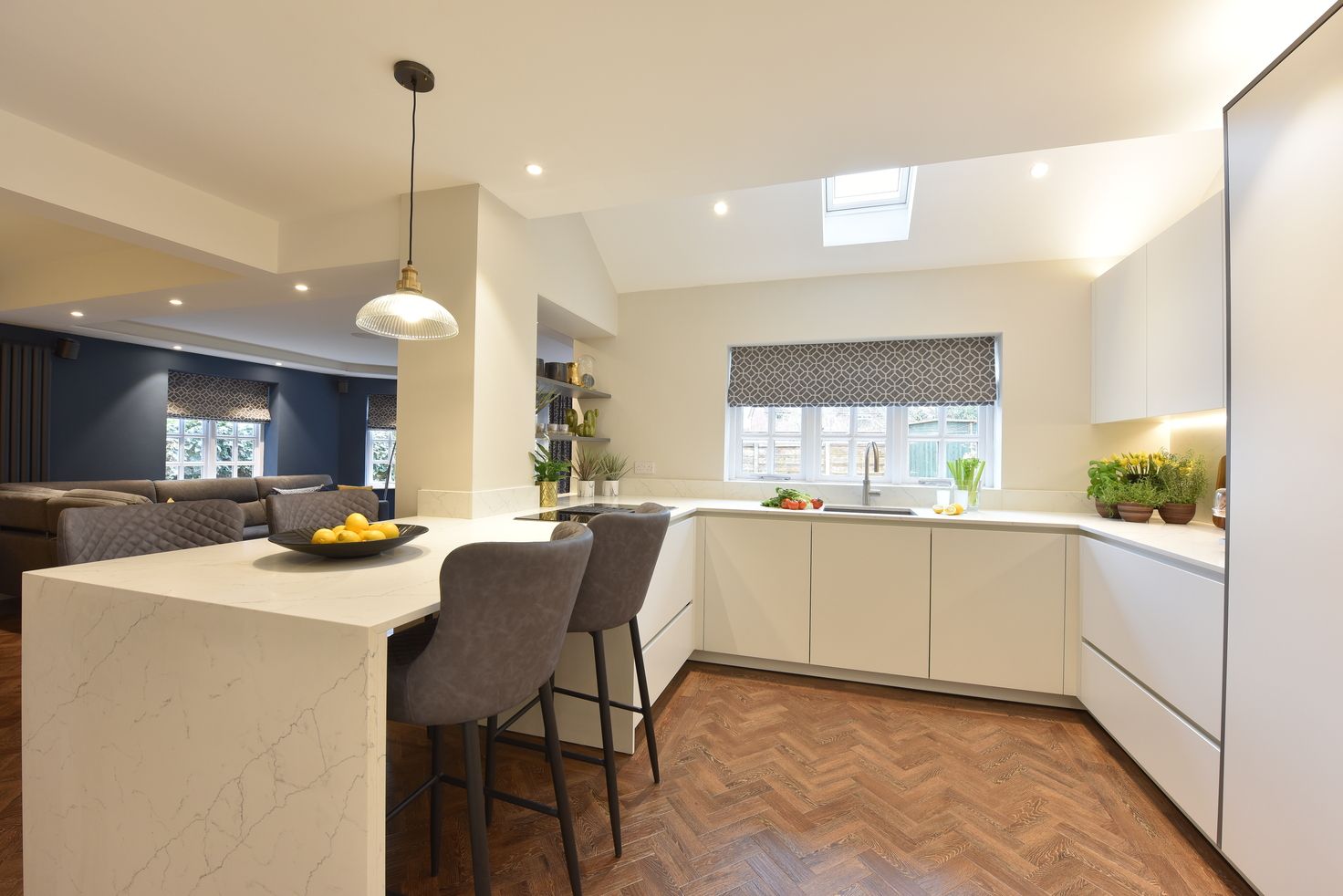 Mr & Mrs Tennant Diane Berry Kitchens Bếp xây sẵn Đá hoa bar stools,pendant light,roman blind,velux,quooker,herringbone floor,karndean