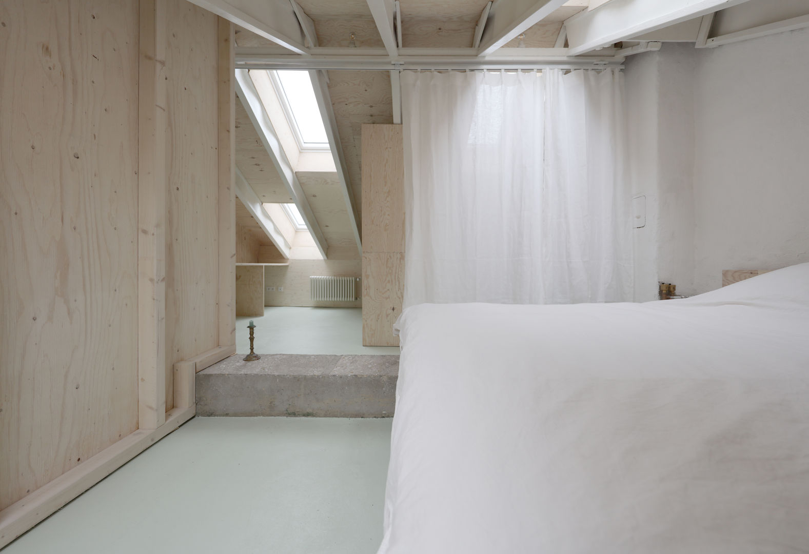 Schlafzimmer, die sichtbare Konstruktion gliedert die Raumbereiche und wird Teil des Bettes AMUNT Architekten in Stuttgart und Aachen Satteldach Möbel,Eigentum,Gebäude,Kompfort,Vorrichtung,Holz,Die Architektur,Innenarchitektur,Boden,Haus