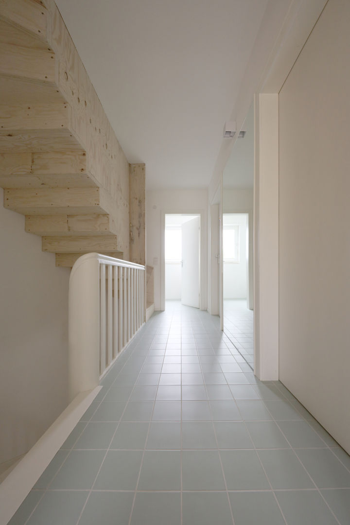 Dachumbau und Sanierung Reihenhaus, AMUNT Architekten in Stuttgart und Aachen AMUNT Architekten in Stuttgart und Aachen Modern corridor, hallway & stairs