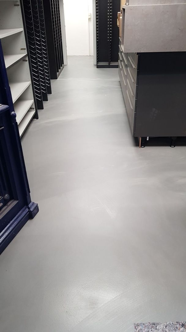 Pavimento in resina con sfumature - negozio arredamento COVERMAX RESINE Spazi commerciali Negozi & Locali commerciali