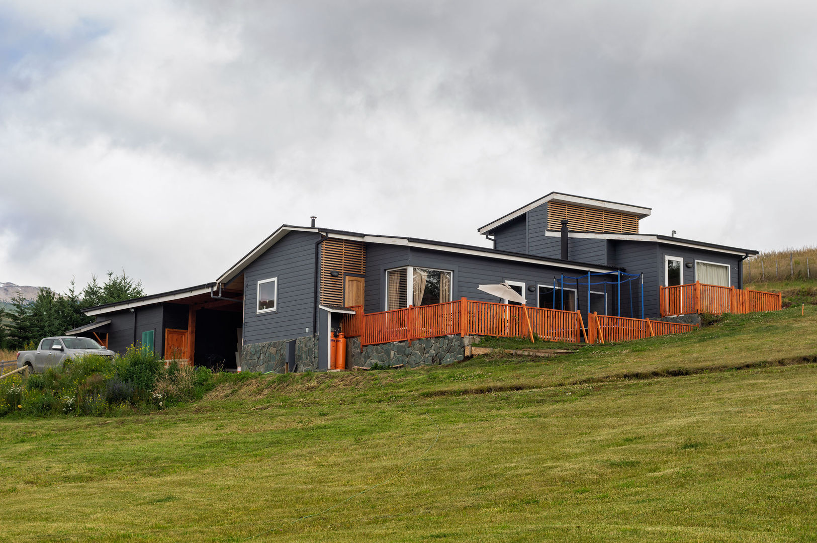 homify Landhaus Holzwerkstoff Transparent