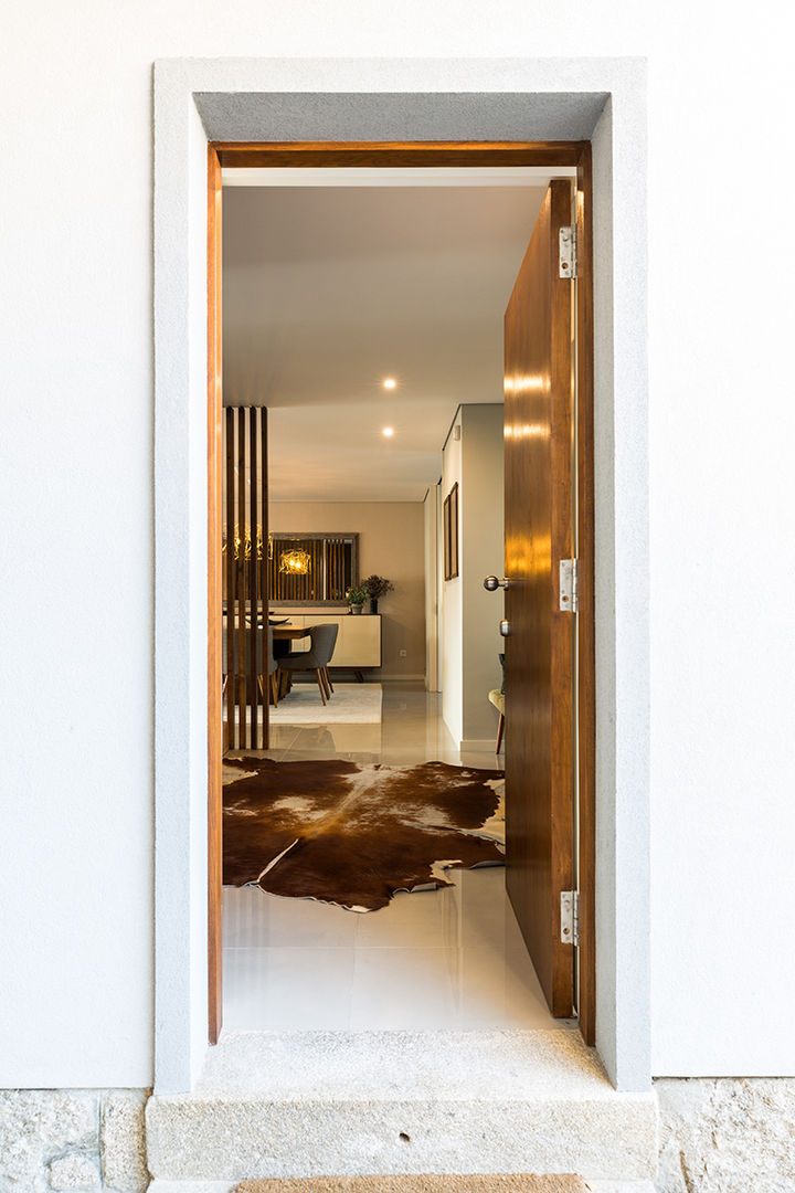 Casa Vilarinha - SHI Studio Interior Design, ShiStudio Interior Design ShiStudio Interior Design Modern corridor, hallway & stairs