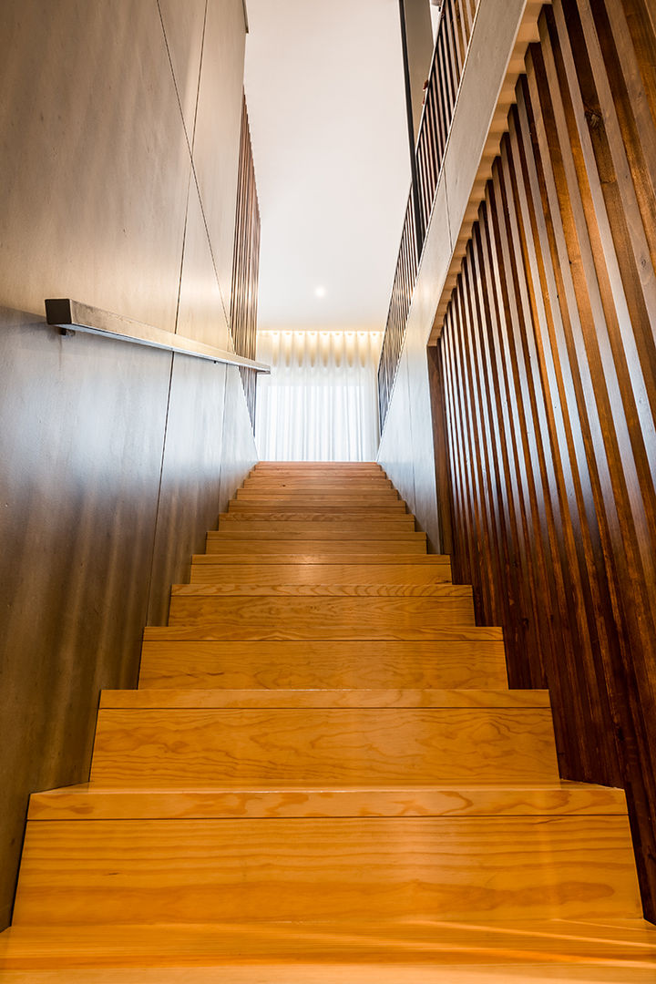 Escadaria - Casa Vilarinha (Porto) - SHI Studio Interior Design homify Merdivenler shi studio,porto,decoração,casa,interior design,escada,madeira