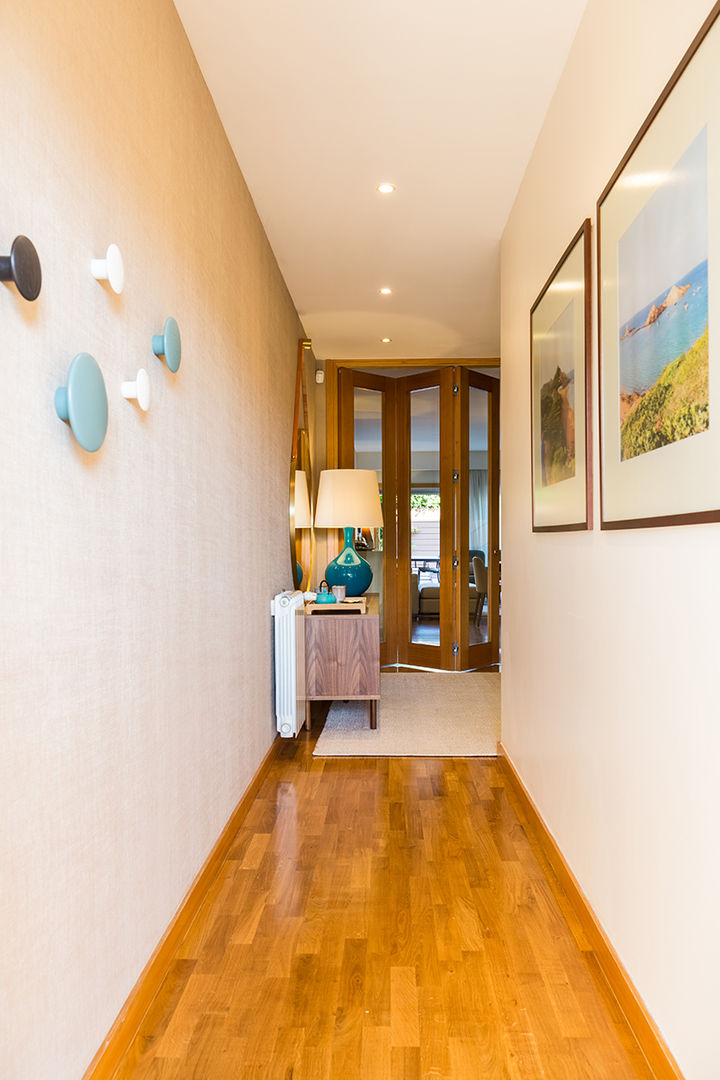 Hall de entrada - Moradia em Miramar - SHI Studio Interior Design homify Modern Koridor, Hol & Merdivenler shi studio,casa,decoração,interior,design,moradia,sheila moura azevedo,hall,entrada