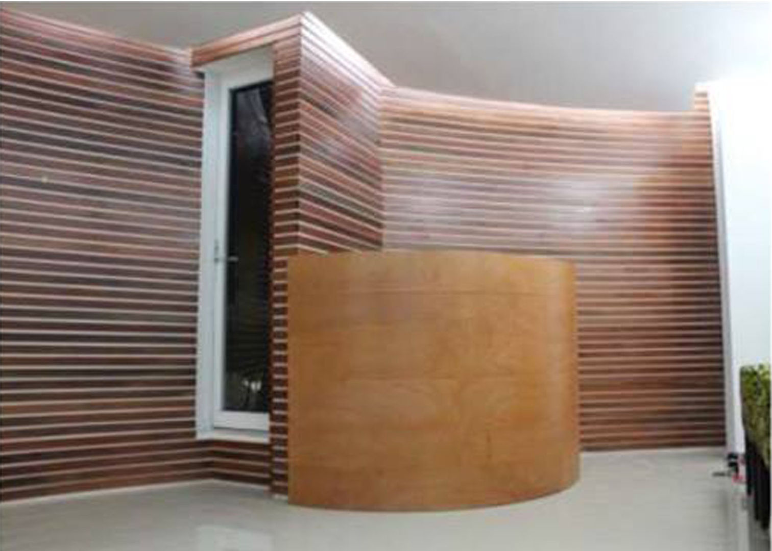 Recepción 8 AM INGENIERIA Pasillos, vestíbulos y escaleras de estilo minimalista Madera Acabado en madera
