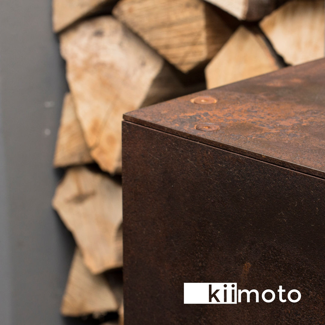 .kii5 | kiimoto - Tunnelkamin und Speicherkamin in einem, kiimoto kamine kiimoto kamine Rustic style living room Iron/Steel Fireplaces & accessories