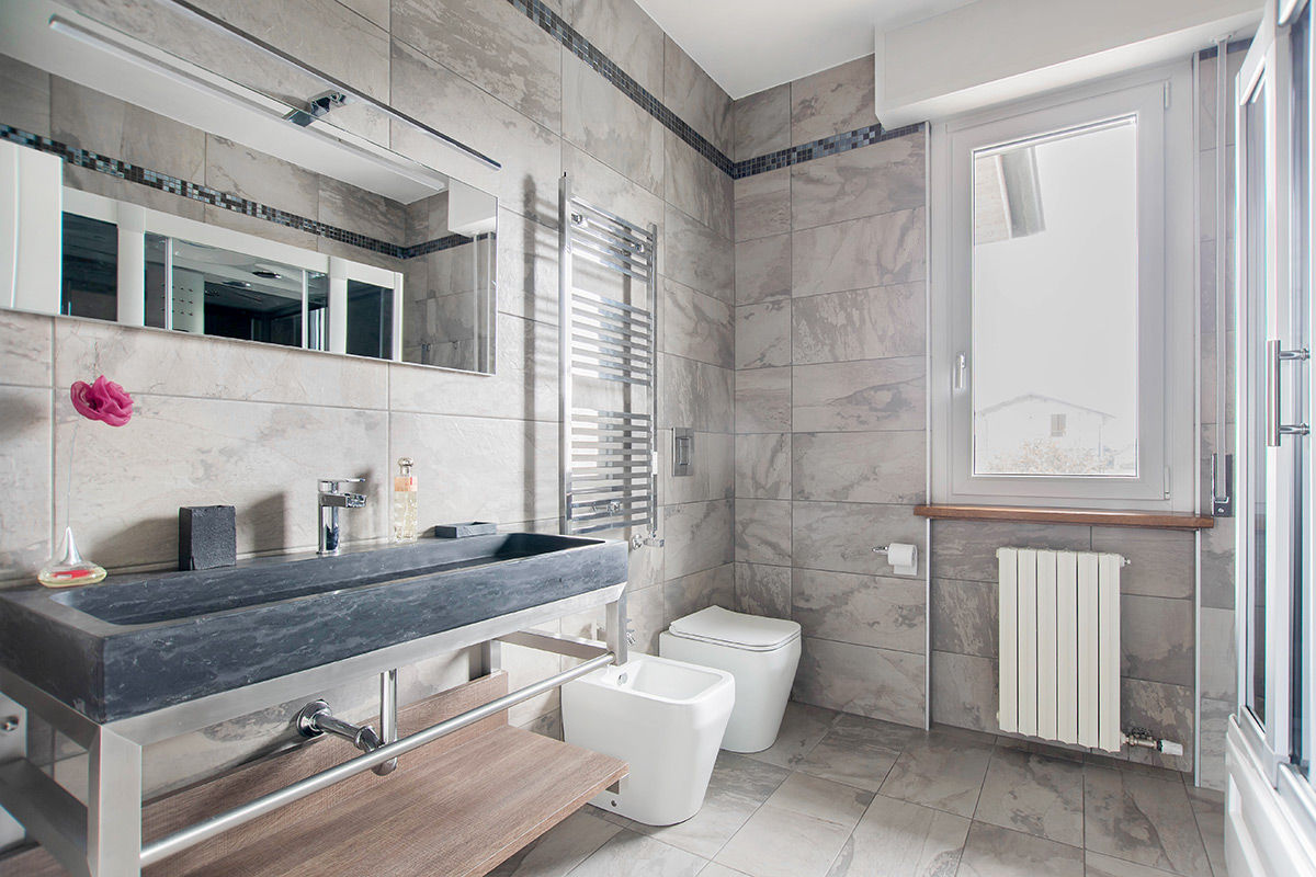 Ristrutturazione appartamento di 100 mq a Bariano, Bergamo, Facile Ristrutturare Facile Ristrutturare Phòng tắm phong cách hiện đại