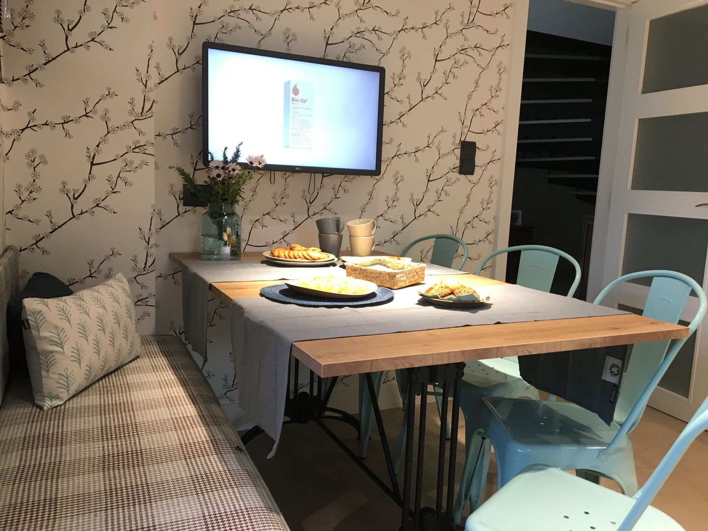 La cocina con office con puerta de granero para despensa., Ismael Blázquez | MTDI ARQUITECTURA E INTERIORISMO Ismael Blázquez | MTDI ARQUITECTURA E INTERIORISMO Industrial style dining room Wood Wood effect