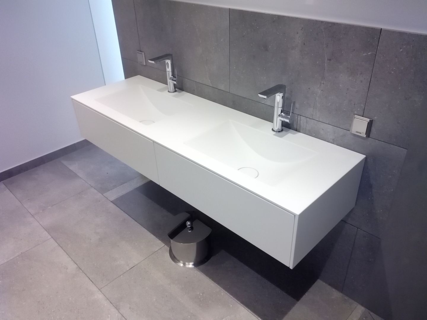 PurOne - Waschtisch aus Corian, Henneke Formbau GmbH Henneke Formbau GmbH حمام مزيج خشب وبلاستيك مغاسل