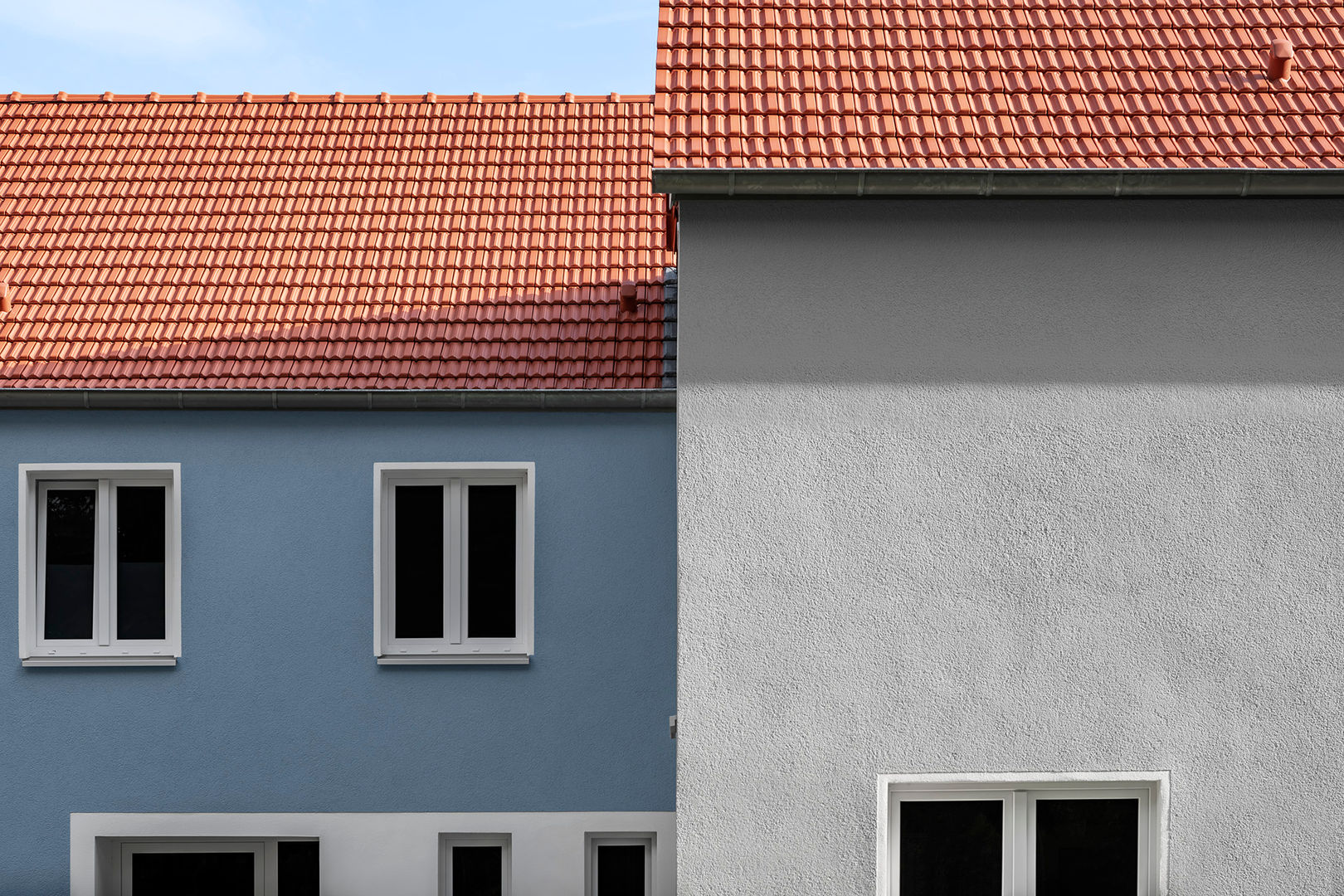 Spiel der Flächen Hilger Architekten Satteldach WDVS,Dachpfanne,Fenster,Fasche,Reihenhaus,Satteldach,Sanierung