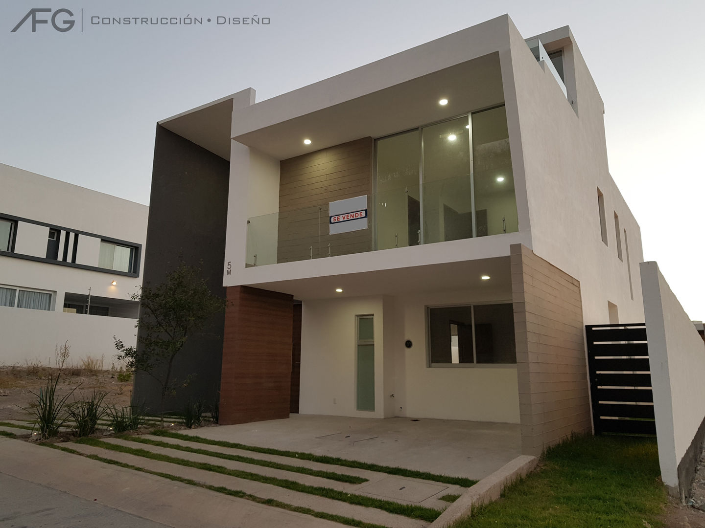 Fachada Frontal Atardecer ANBA interiorismo Casas unifamiliares