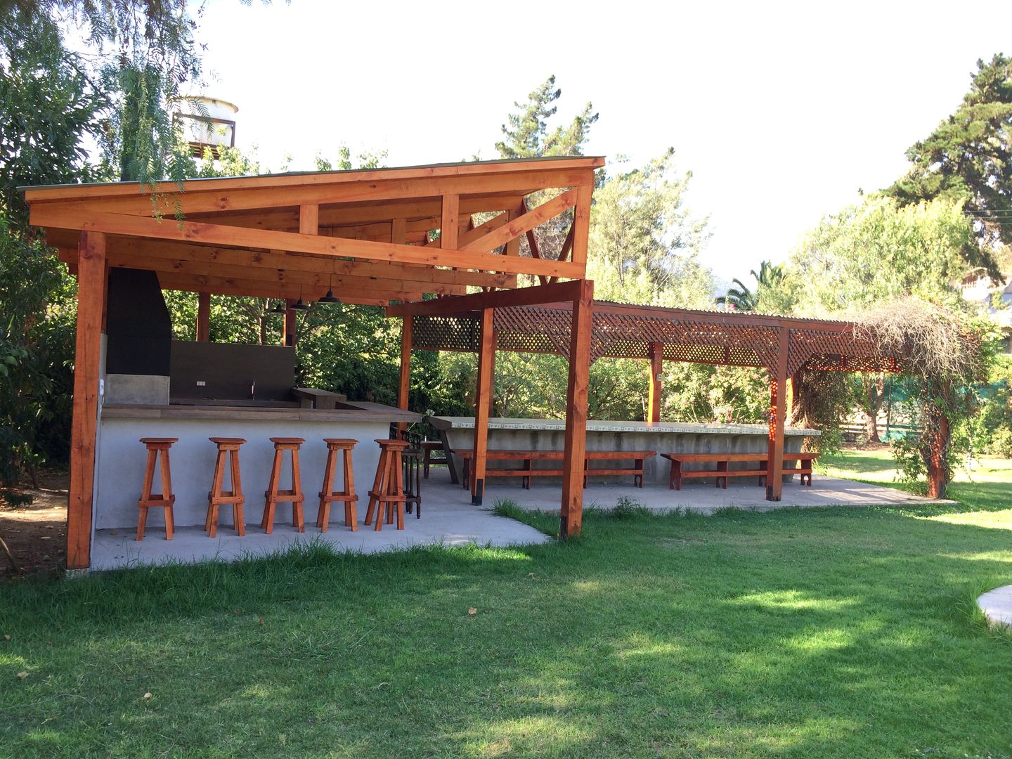 Diseño & Construcción Quincho Olmué, Latitud Sur Latitud Sur Moderne balkons, veranda's en terrassen Hout Hout