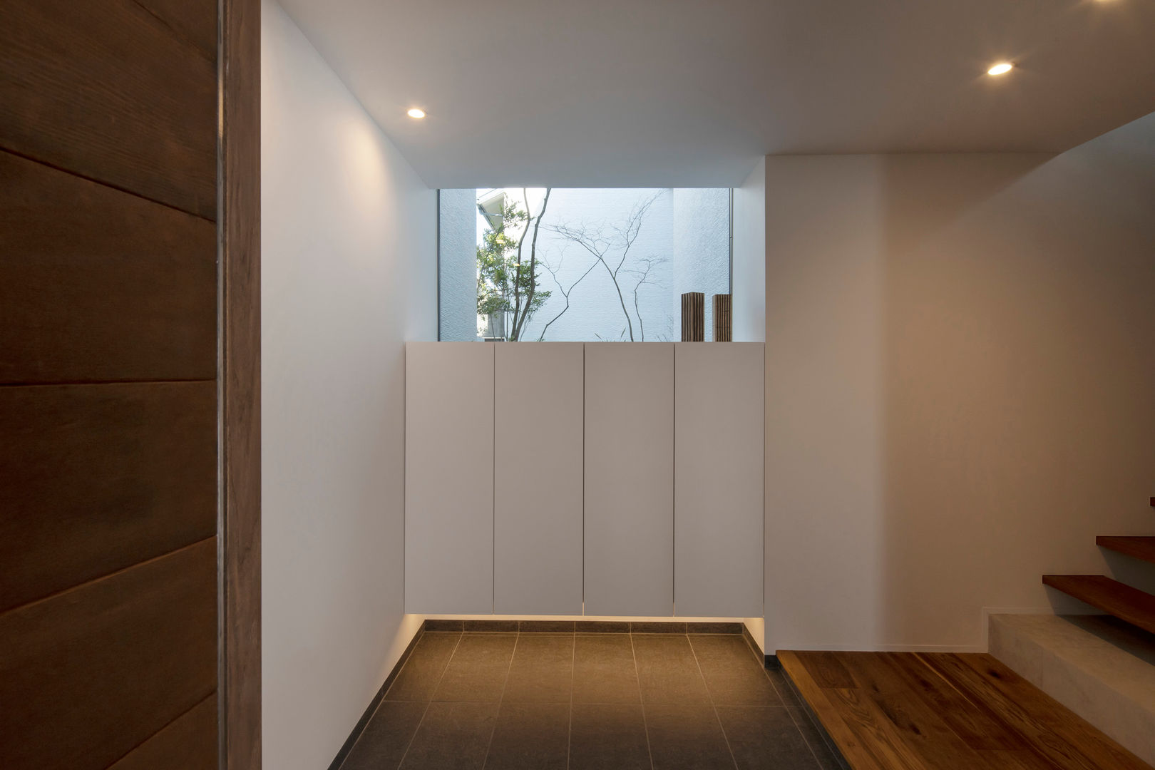 Tnk-house, スレッドデザインスタジオ スレッドデザインスタジオ Corredores, halls e escadas minimalistas