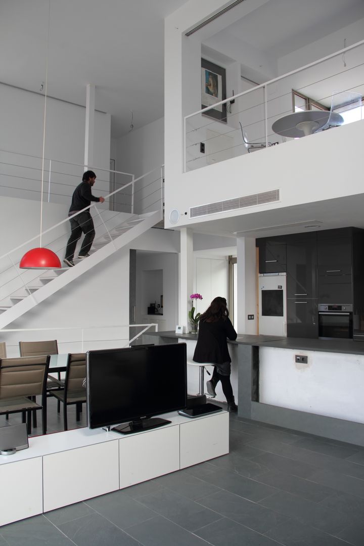 Vinculación entre la cocina y el salón-comedor. Estudio1403, COOP.V. Arquitectos en Valencia Salones de estilo moderno cocian,escalera,doble altura,pizarra,isla,encimera