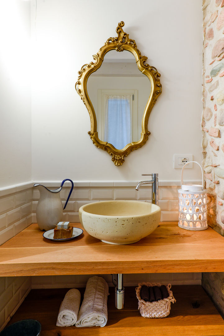 Ristrutturazione di una abitazione nel cuore del paese, Michele Valdo Michele Valdo Bagno in stile rustico bagno,lavabo,pietra,diamantine,specchio,oro