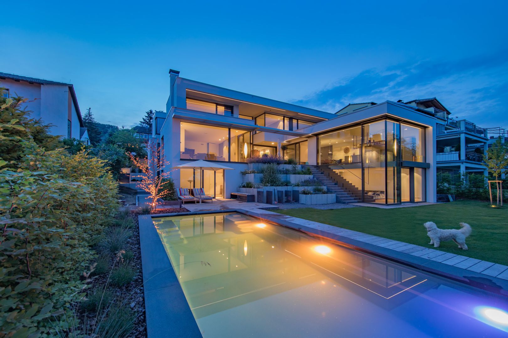 Luxusimmobilie in Hofheim, S3P-Engineering GmbH & Co. KG S3P-Engineering GmbH & Co. KG Villa Beton Smart Home,Automation,Smart Living,Smart Building,Licht,Lichtsteuerung,Pool,Garten,Außenbereich,Villa,Luxus,Bauhaus