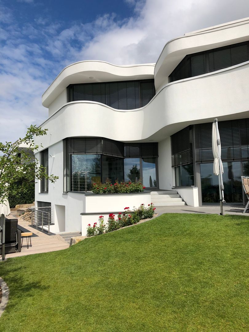 Villa in FFM - Die weißen Villen, S3P-Engineering GmbH & Co. KG S3P-Engineering GmbH & Co. KG فيلا أسمنت