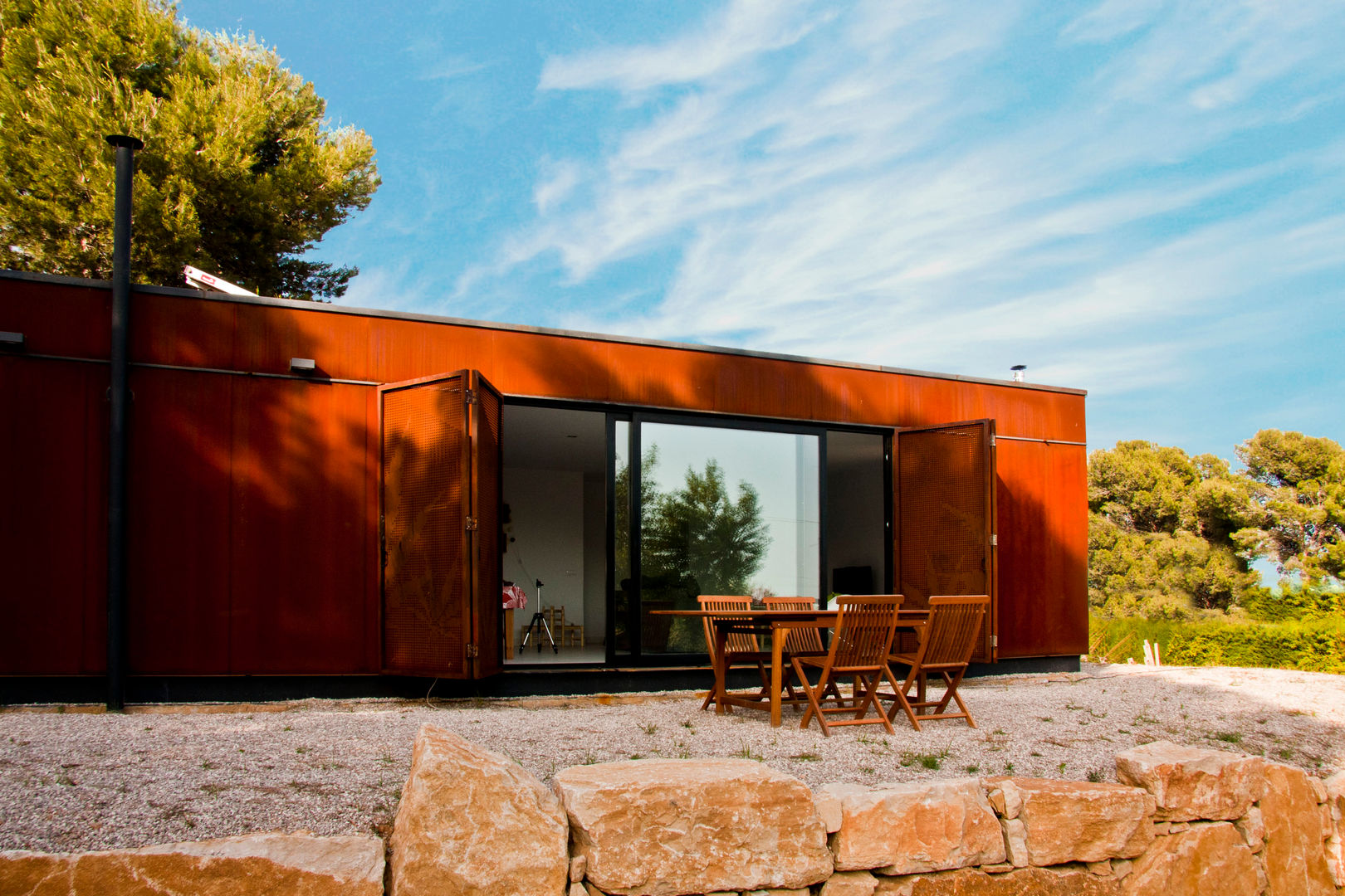 Fachada con vista a la terraza INFINISKI Casas ecológicas casa ecologica