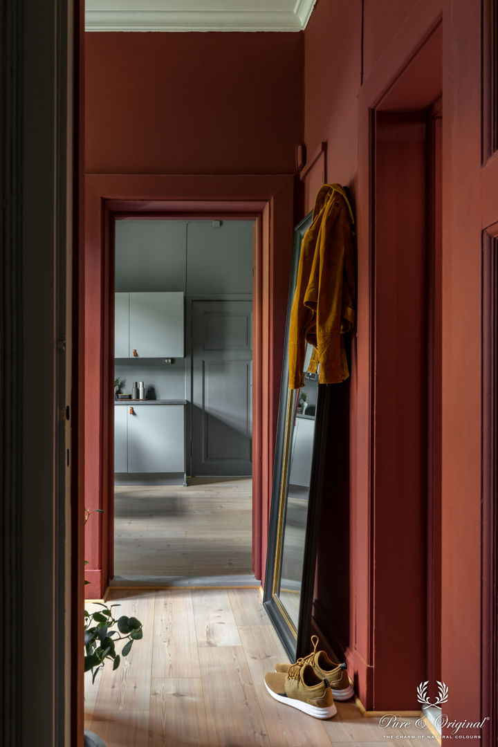 Binnenkijken in een warme woning vol diepe tinten, Pure & Original Pure & Original Scandinavian style corridor, hallway& stairs