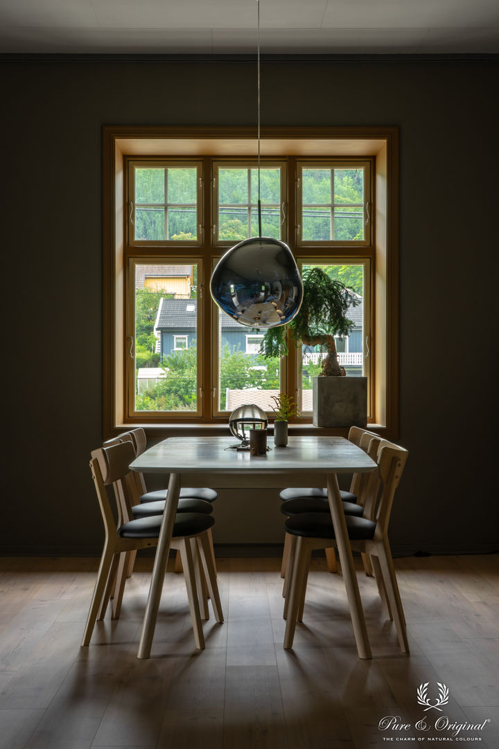 Binnenkijken in een warme woning vol diepe tinten, Pure & Original Pure & Original Scandinavian style dining room