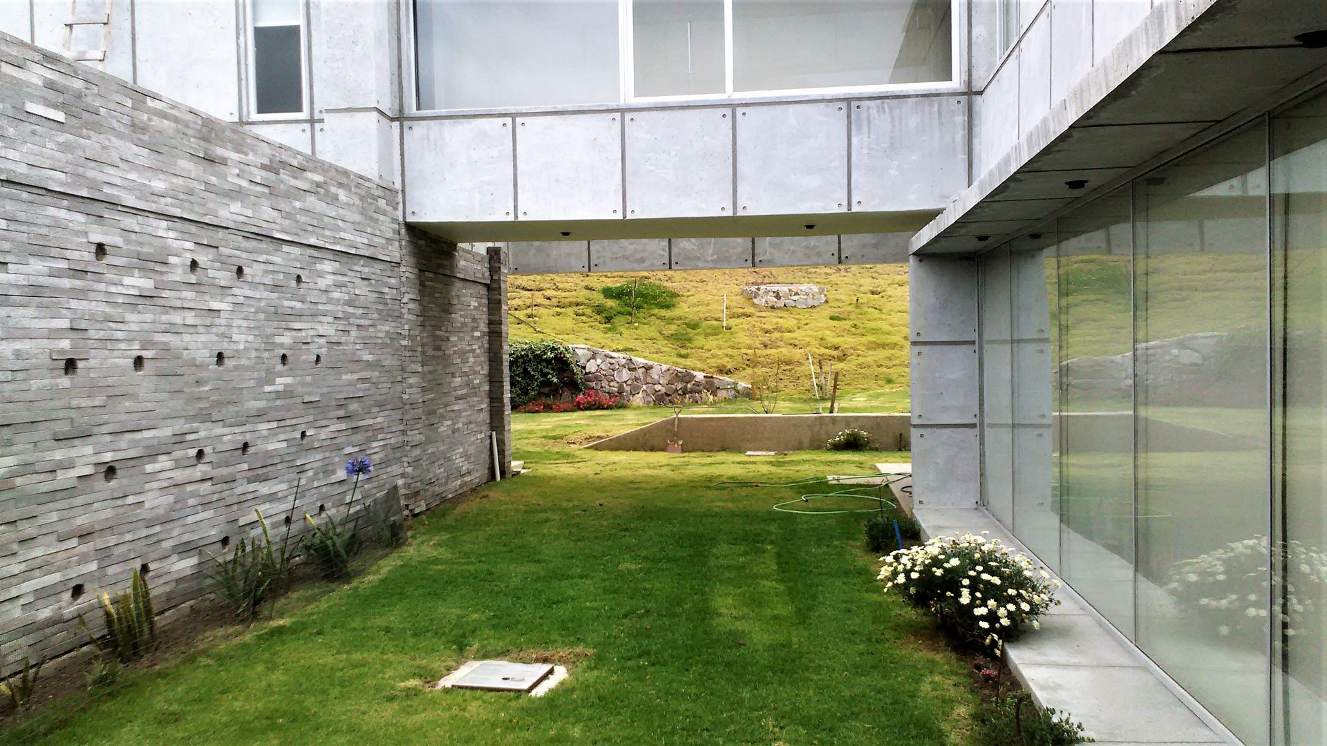 Acceso con patio interior Brassea Mancilla Arquitectos, Santiago Cabañas Concreto