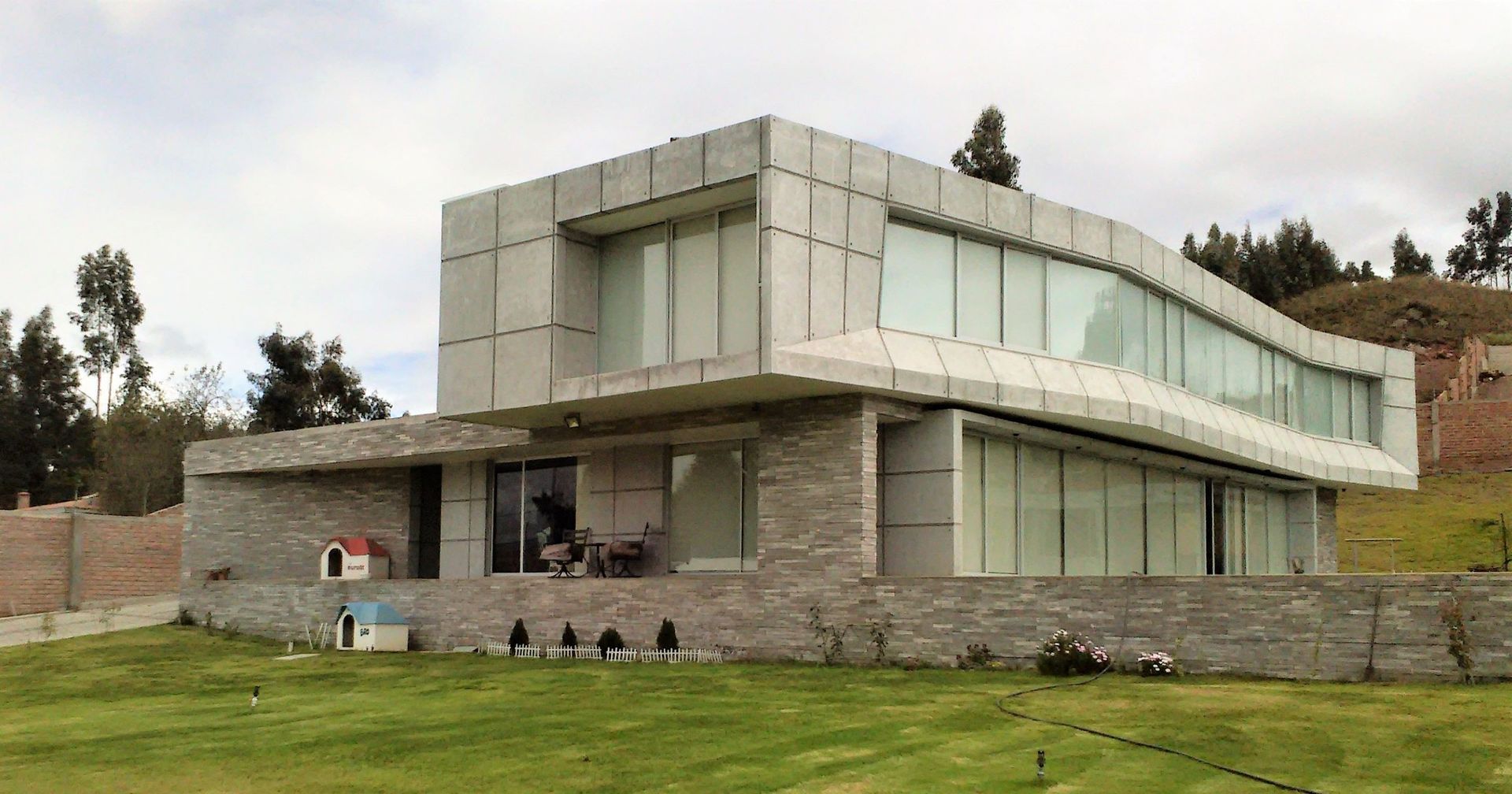 Casa en Riobamba, Ecuador, Brassea Mancilla Arquitectos, Santiago Brassea Mancilla Arquitectos, Santiago Chata z okrąglaków Beton