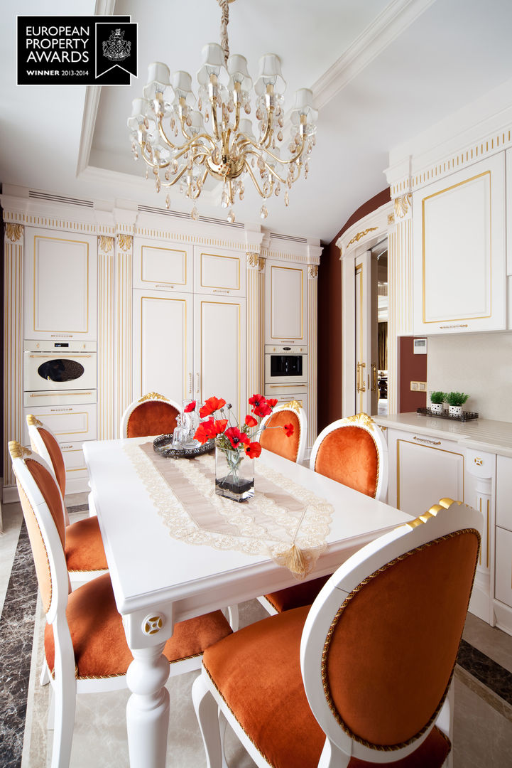 Kitchen - 2 / Bosphorus City Villa Sia Moore Archıtecture Interıor Desıgn システムキッチン 木 木目調 gold detail,lacquer,fabric chair