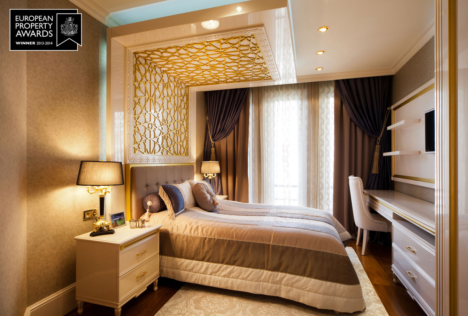 Guest Bedroom - 1 / Bosphorus City Villa Sia Moore Archıtecture Interıor Desıgn 小さな寝室 木 木目調 bedhead,bedside table