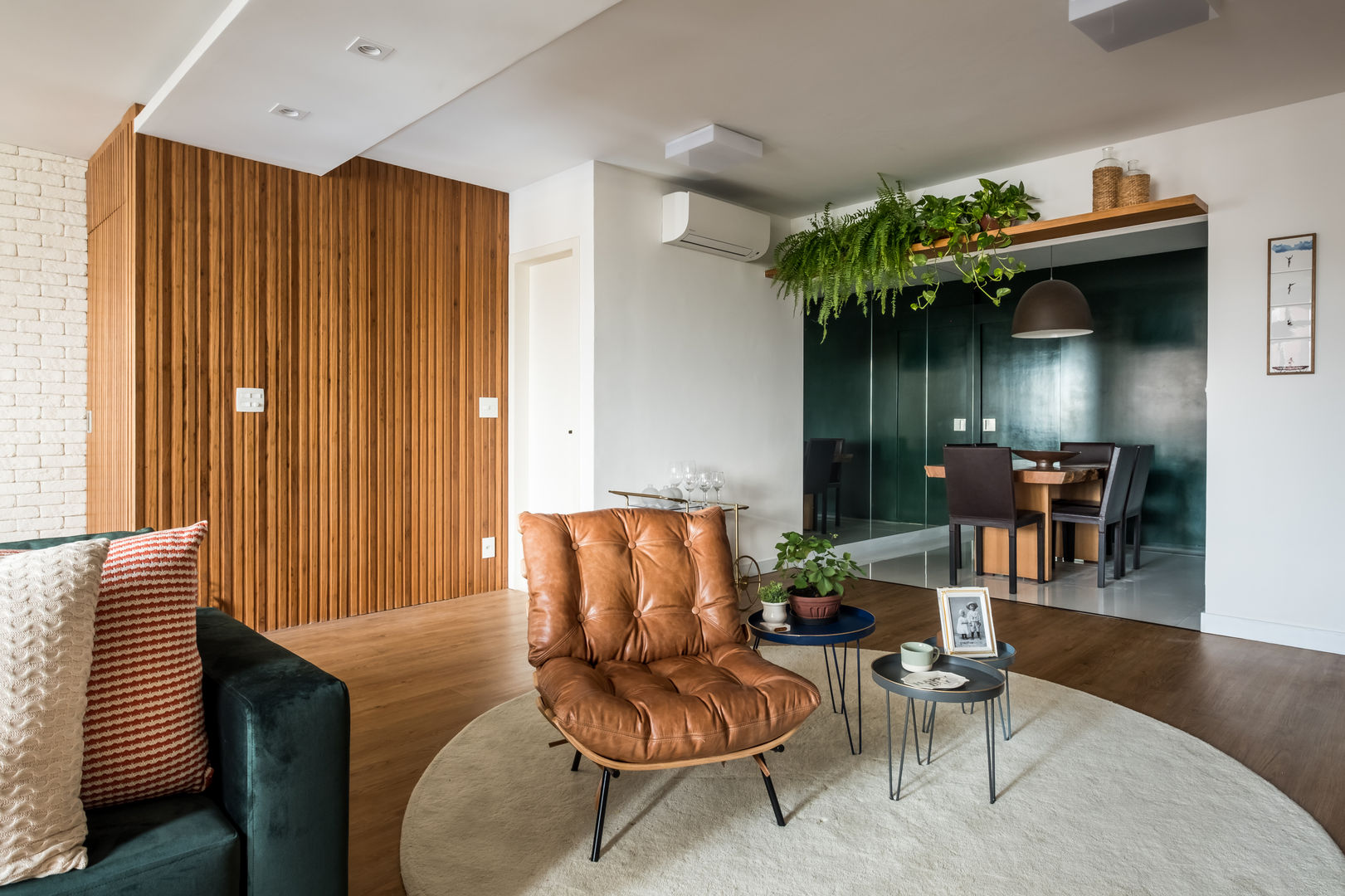 Integração entre sala de jantar e salas de estar Studio Elã Salas de estar ecléticas poltrona costela,design,salas integradas