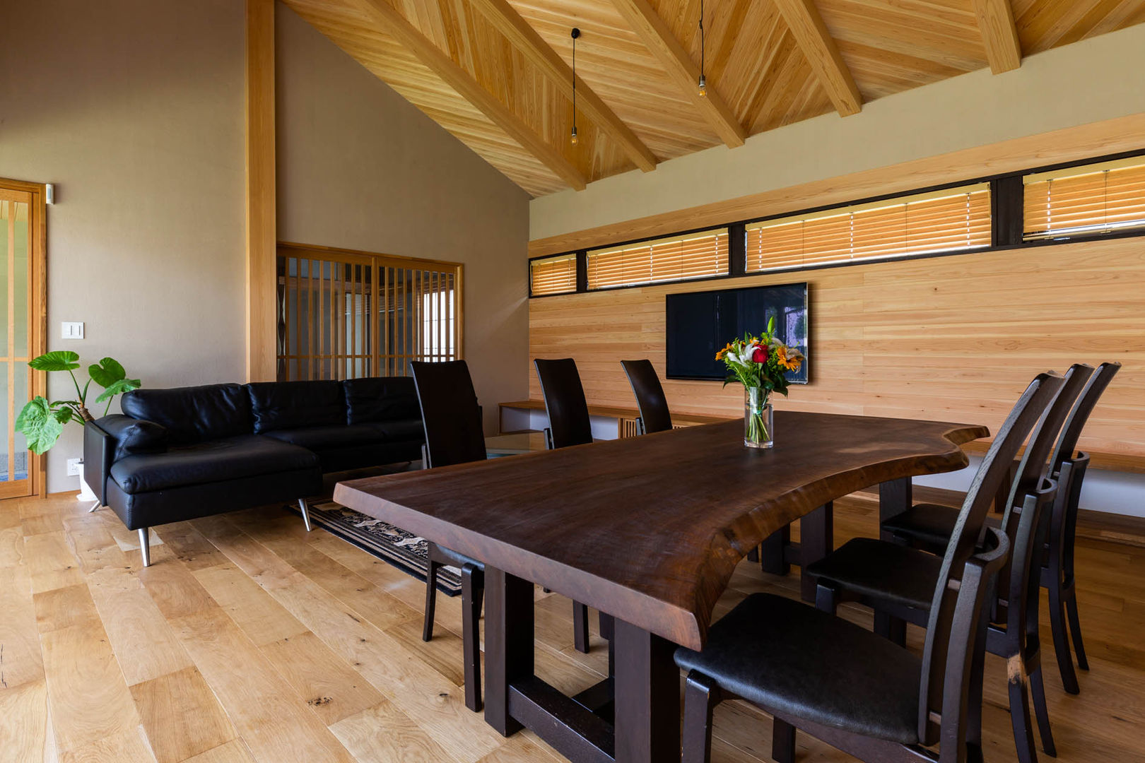 登り梁の家, 田中洋平建築設計事務所 田中洋平建築設計事務所 Asian style dining room