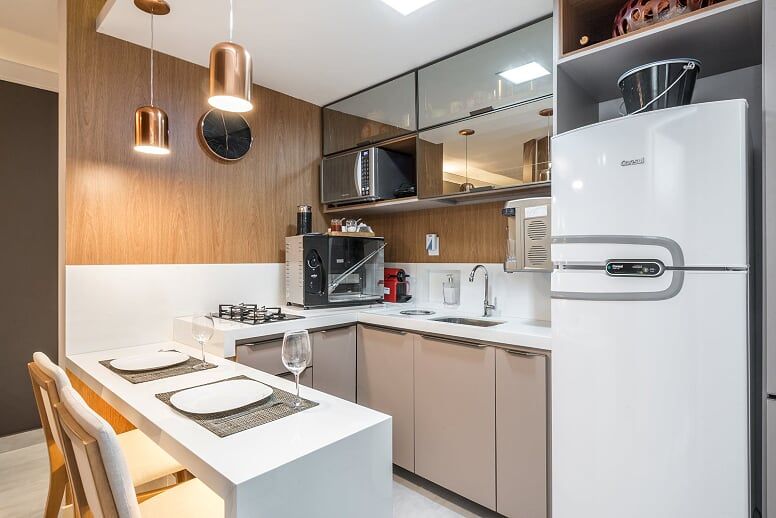 Decoração de flat moderno na praia, com 45m², em Natal-RN., Espaço Arquitetural | Arquitetos em Natal Espaço Arquitetural | Arquitetos em Natal Modern kitchen MDF Cabinets & shelves