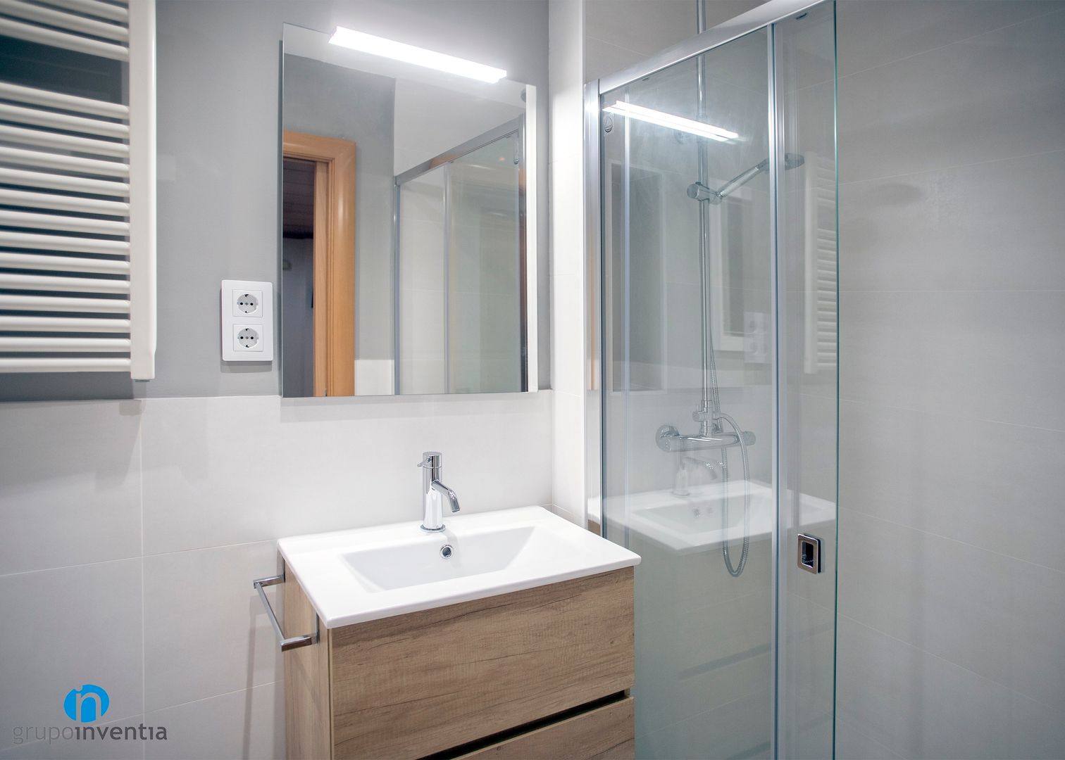Reforma de baño en L'Hospitalet de Llobregat, Grupo Inventia Grupo Inventia Mediterranean style bathrooms Tiles