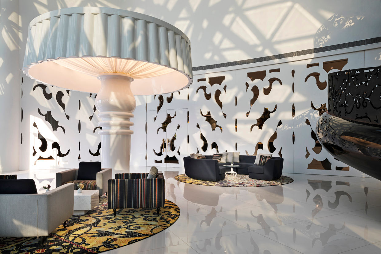 Lobby - 4 / Mondrian Doha Sia Moore Archıtecture Interıor Desıgn مساحات تجارية خشب نقي Multicolored فنادق