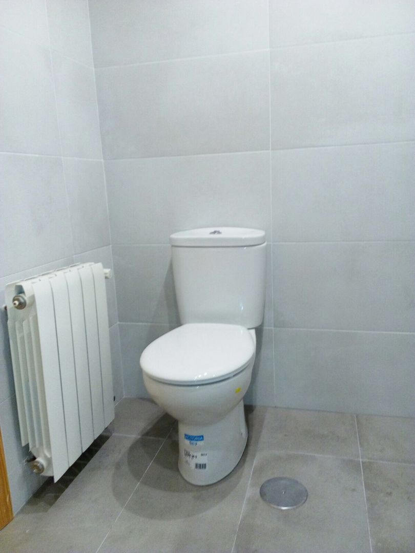 wc y radiador Obrisa Reformas y rehabilitaciones. Baños de estilo moderno Sanitarios,Lavabos