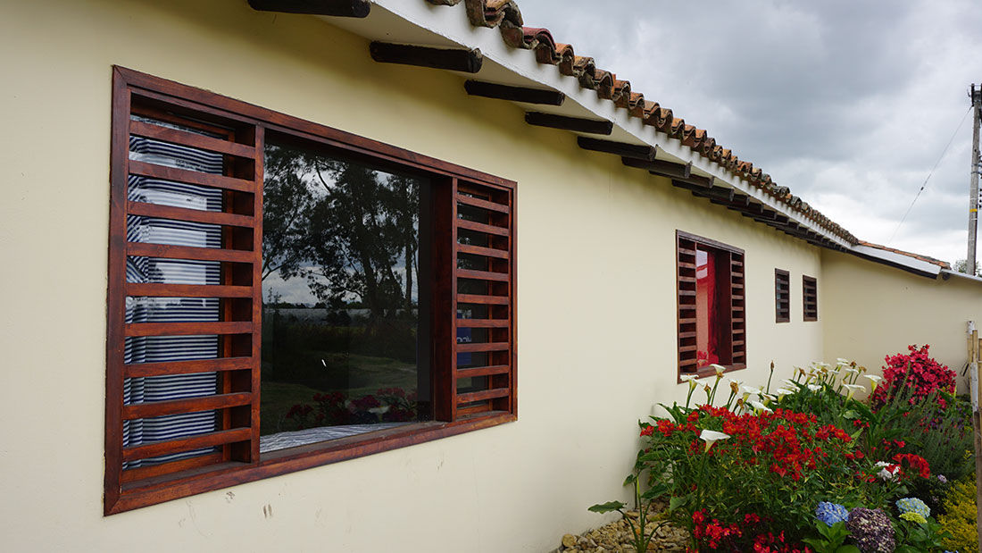 Fachada homify Puertas y ventanas de estilo rural Madera maciza Multicolor
