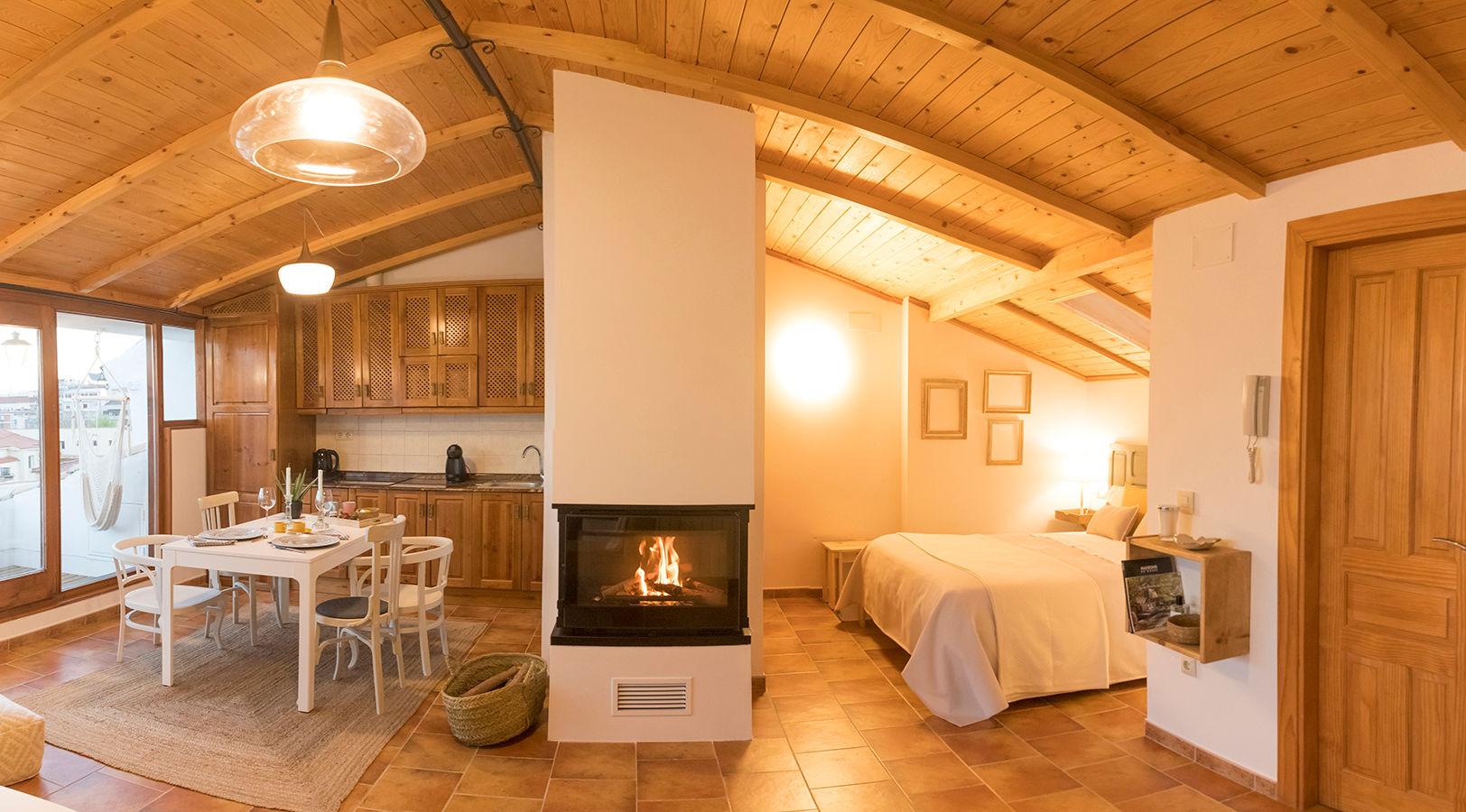 Dormitorio con encanto en la Buahardilla del Huécar. Cuenca Arte y Vida Arquitectura Casas pequeñas Madera Acabado en madera