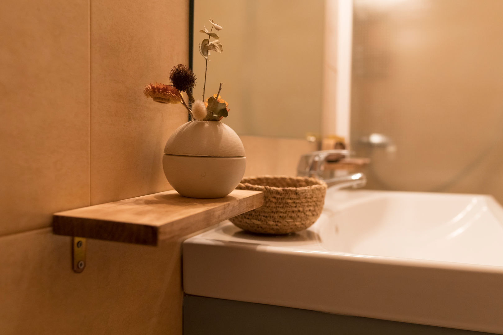 Detalle de repisa en decoración de baño. Arte y Vida Arquitectura Casas de estilo minimalista Cerámico
