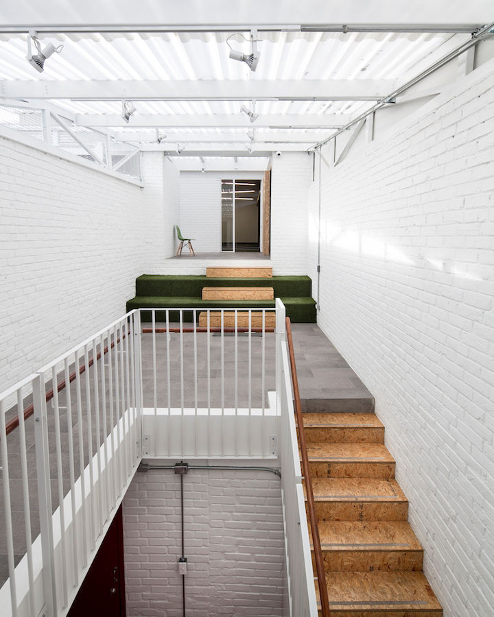 Arbol Naranja/Loop Entertainment, entrearquitectosestudio entrearquitectosestudio Modern corridor, hallway & stairs Bricks