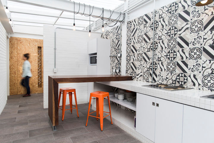 Arbol Naranja/Loop Entertainment, entrearquitectosestudio entrearquitectosestudio Modern kitchen Tiles