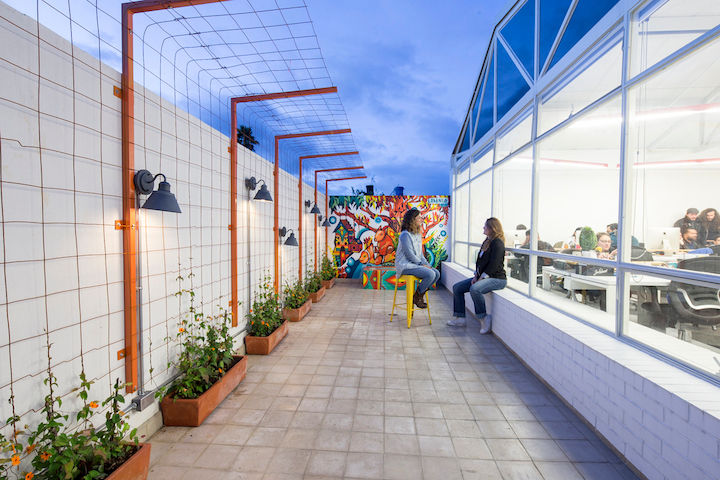 Arbol Naranja/Loop Entertainment, entrearquitectosestudio entrearquitectosestudio Modern balcony, veranda & terrace Metal