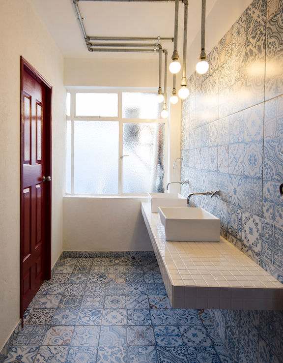 Arbol Naranja/Loop Entertainment, entrearquitectosestudio entrearquitectosestudio Modern bathroom Tiles